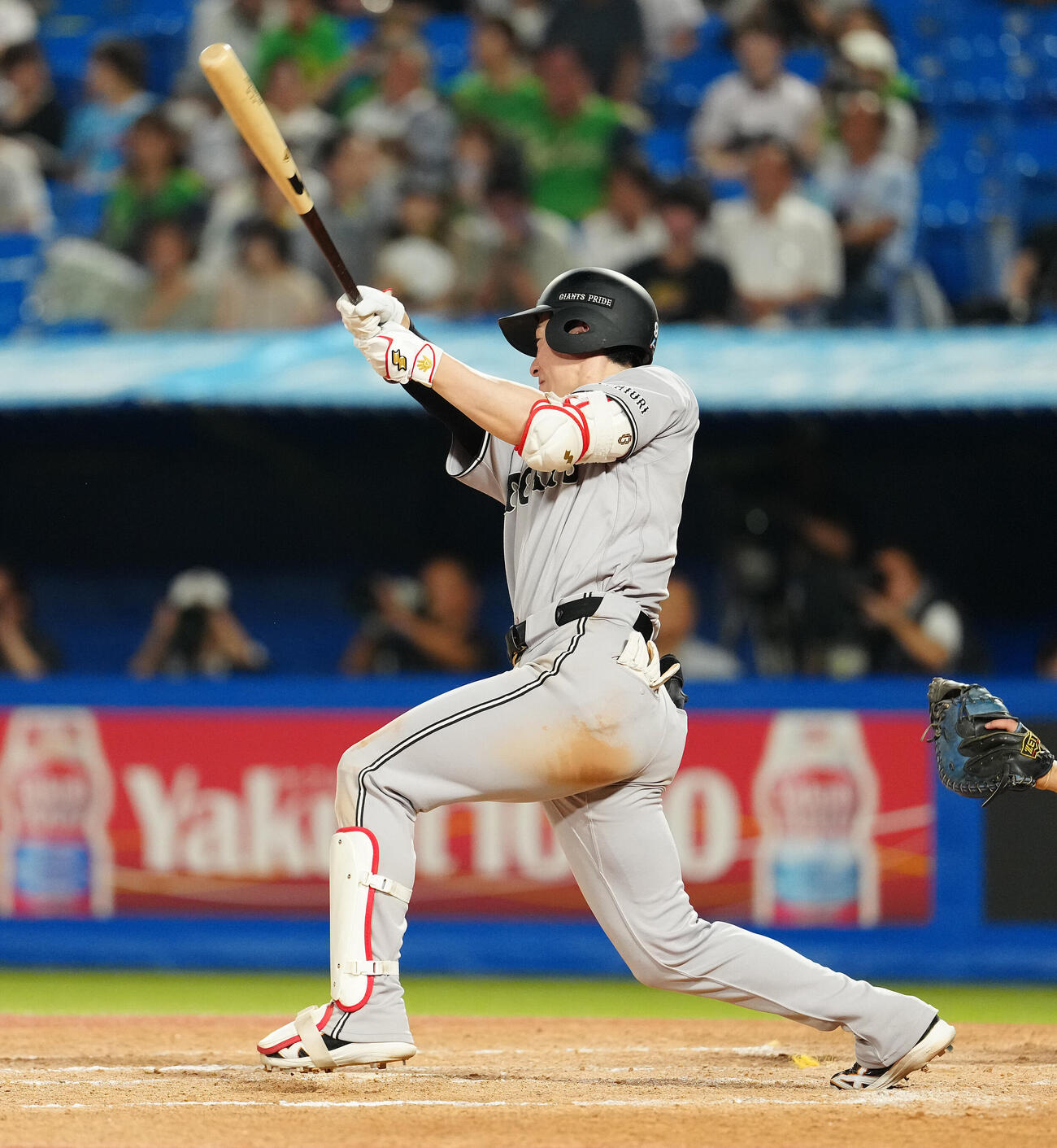 ヤクルト対巨人　8回表巨人2死、安打を放つ松本剛（撮影・鈴木みどり）