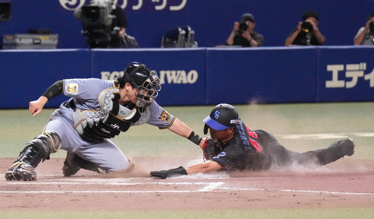 中日対阪神　7回裏中日2死一、二塁、細川成也の内野安打の間に本塁突入するもタッチアウトの土田龍空（右）捕手は伏見寅威（撮影・森本幸一）