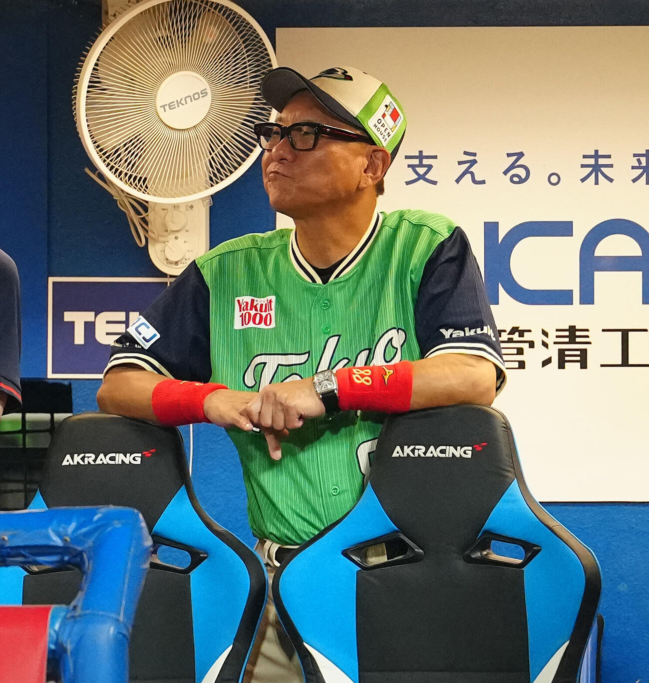 ヤクルト対巨人　ベンチから試合を見るヤクルト池山隆寛監督（撮影・鈴木みどり）