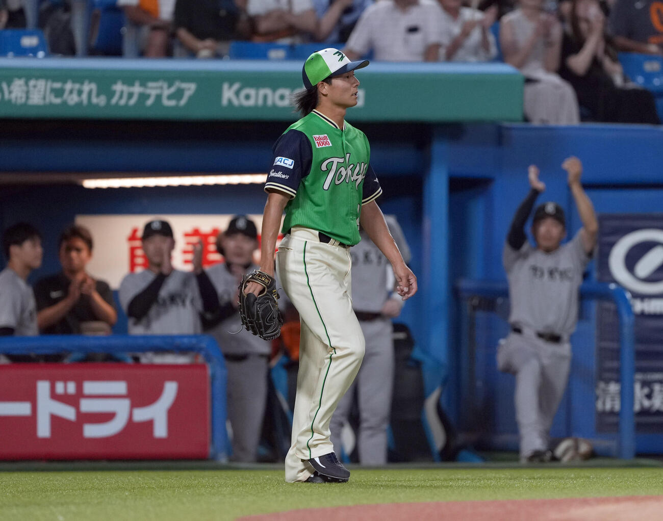 ヤクルト対巨人　4回表、同点とされるヤクルトの先発増居翔太（撮影・たえ見朱実）