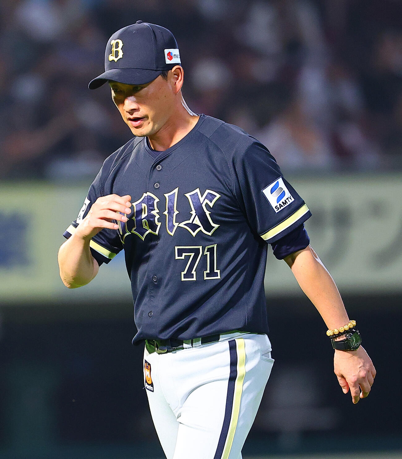 楽天対オリックス　7回裏楽天2死一塁、投手交代を告げベンチに戻る岸田護監督（撮影・野上伸悟）