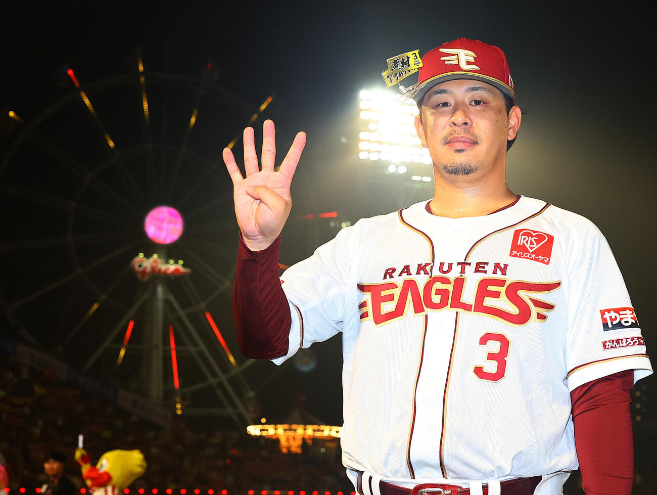 楽天対オリックス　満塁本塁打を放った楽天浅村栄斗は、4ポーズを決める（撮影・野上伸悟）