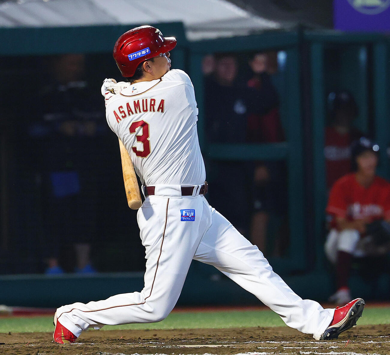 楽天対オリックス　6回裏楽天1死、満塁本塁打を放つ浅村栄斗（撮影・野上伸悟）