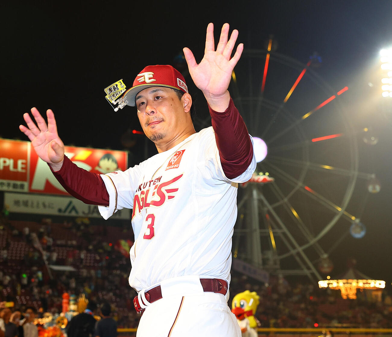 楽天対オリックス　ヒーローインタビューを終えファンに手を振る楽天浅村栄斗（撮影・野上伸悟）