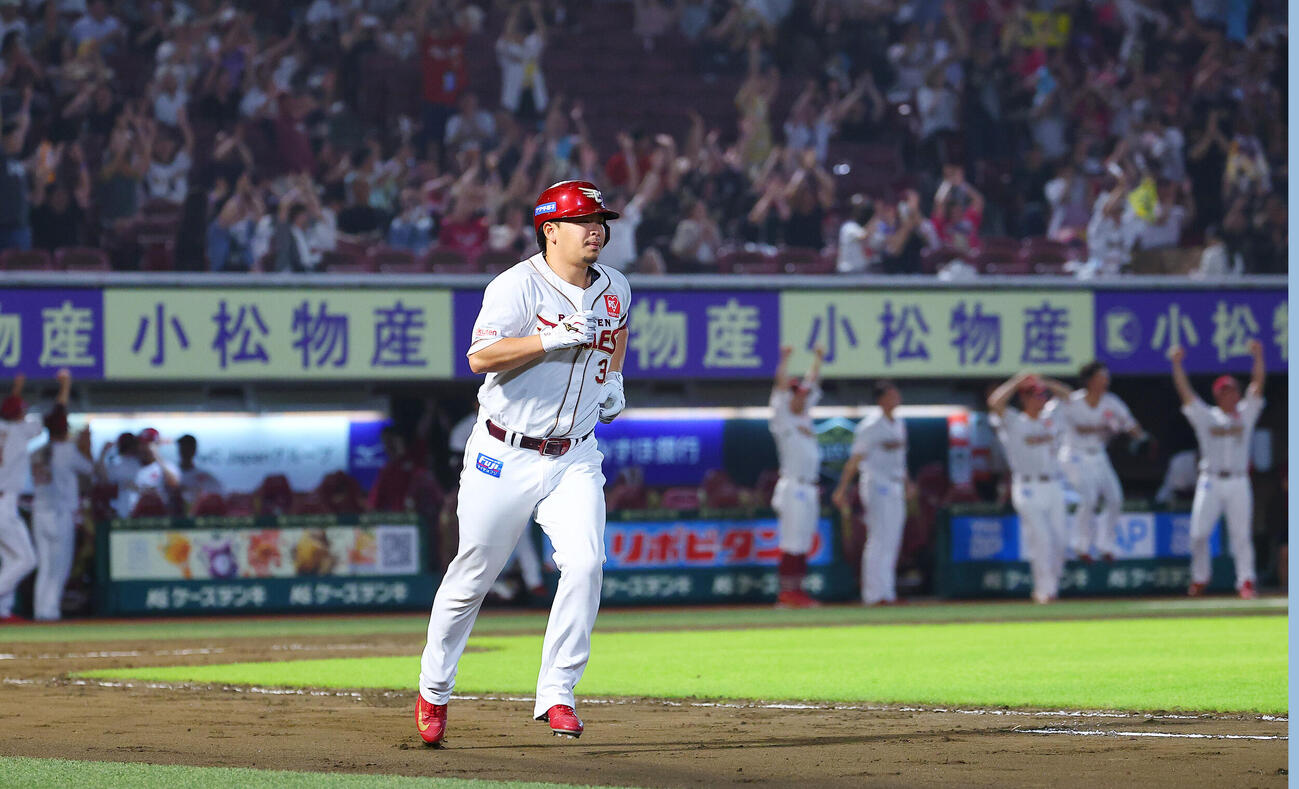 楽天対オリックス　6回裏楽天1死、満塁本塁打を放ち一塁に向かう浅村栄斗（撮影・野上伸悟）