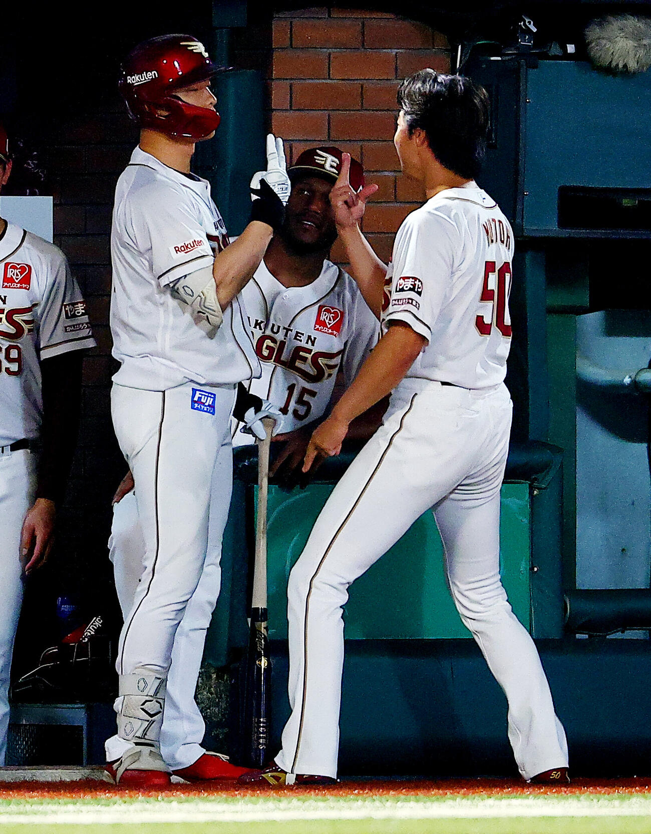 楽天対オリックス　7回裏楽天1死、本塁打を放ち武藤敦貴（右）と喜ぶ辰己涼介（撮影・野上伸悟）