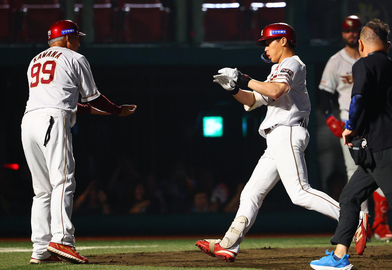 楽天対オリックス　7回裏楽天1死、本塁打を放ち川名慎一コーチ（左）に迎えられる辰己涼介（撮影・野上伸悟）