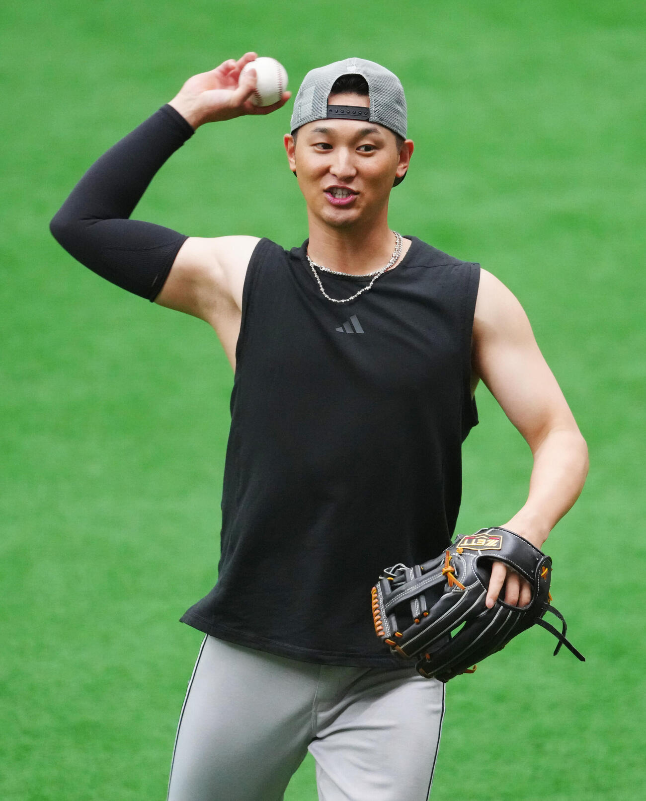 キャッチボールする巨人吉川尚輝（2026年6月撮影）
