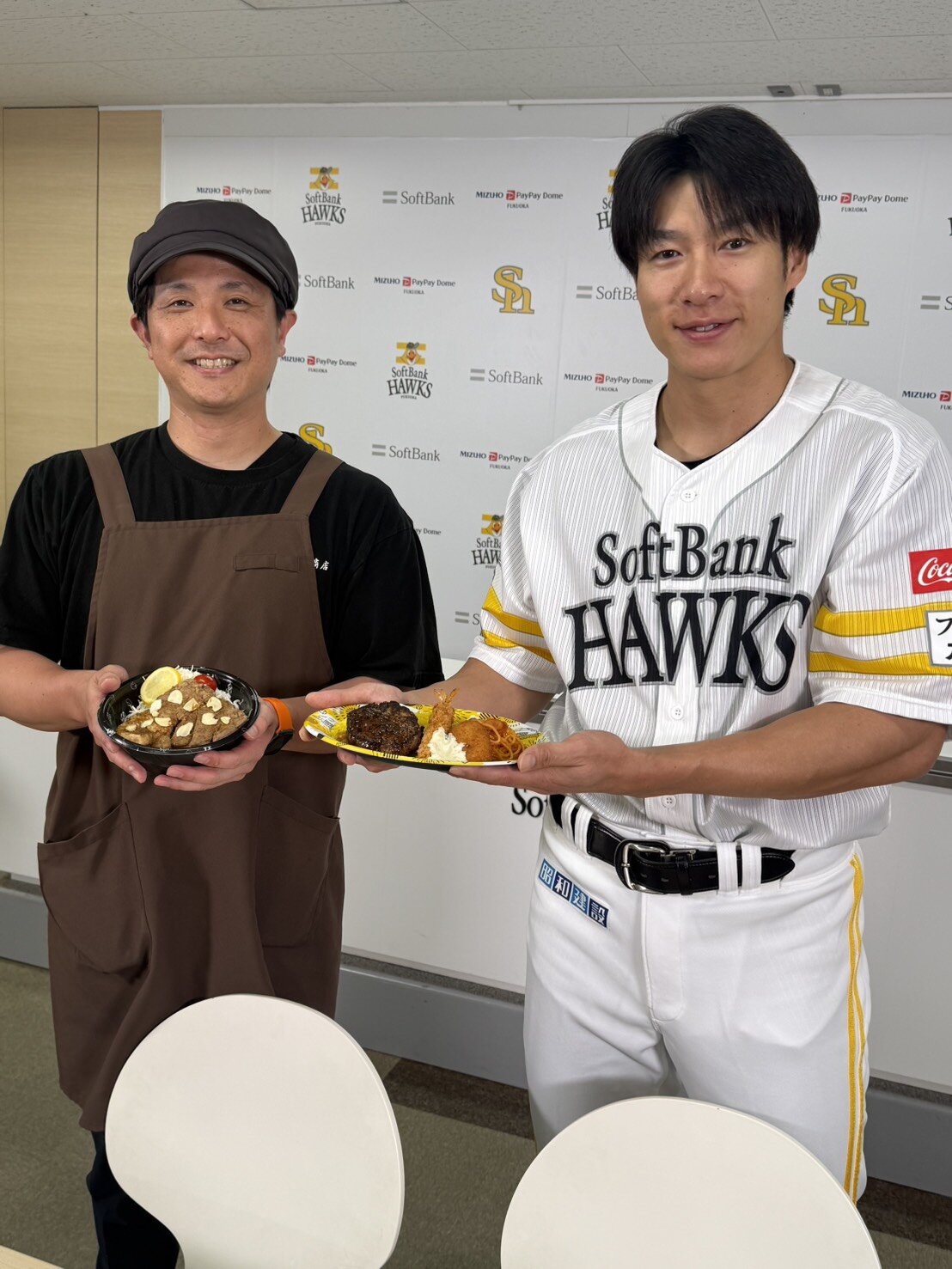ソフトバンク柳田（右）とOBで現在精肉店を営む江川智晃氏は、コラボメニューを手に笑顔