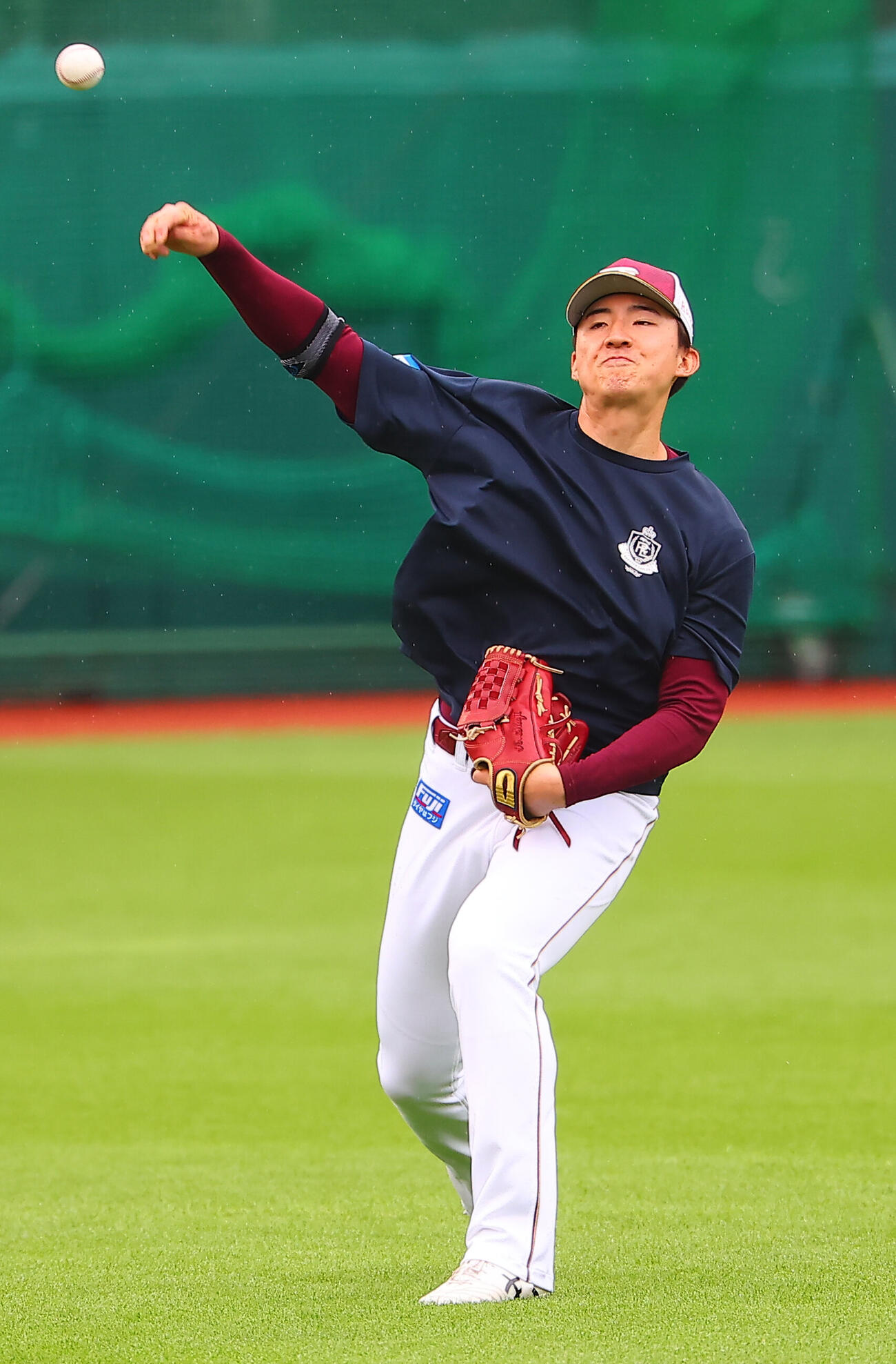 キャッチボールする楽天荘司康誠（撮影・野上伸悟）