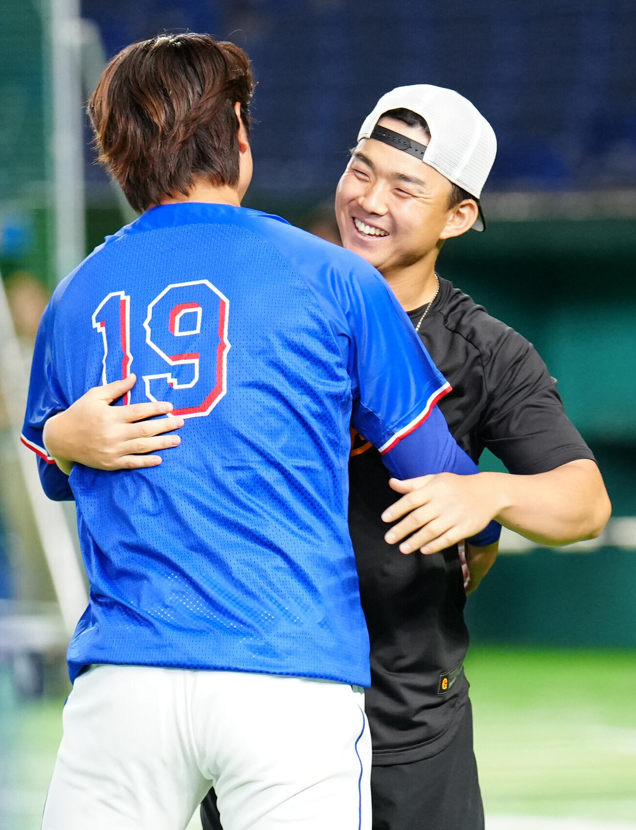 巨人対中日　試合前、あいさつする巨人小笠原慎之介（右）と中日高橋宏斗（撮影・江口和貴）