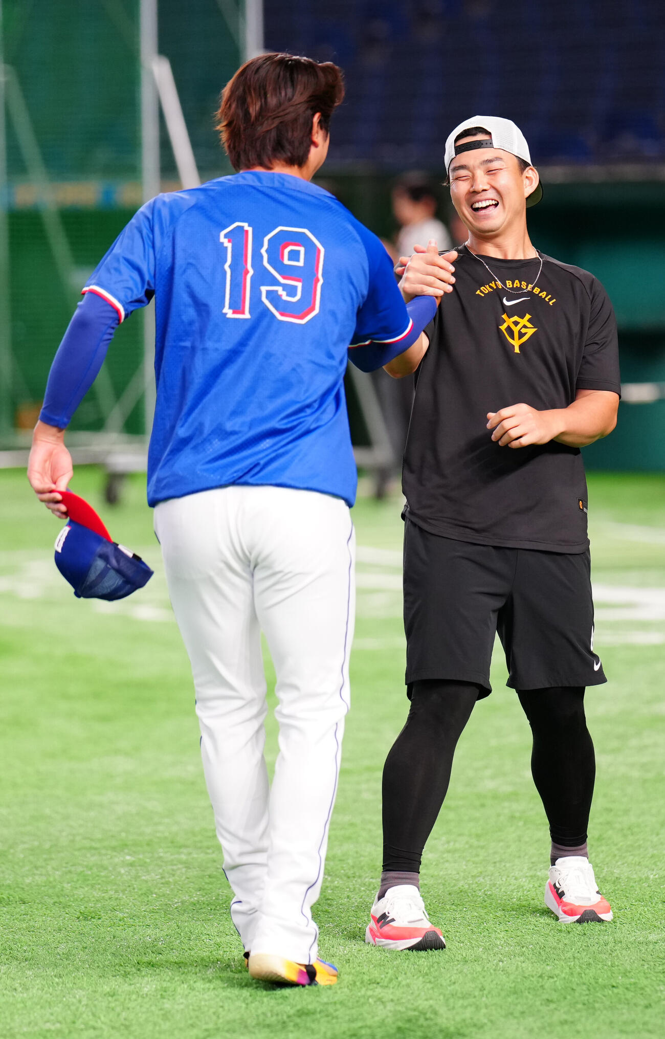 巨人対中日　試合前、あいさつする巨人小笠原慎之介（右）と中日高橋宏斗（撮影・江口和貴）