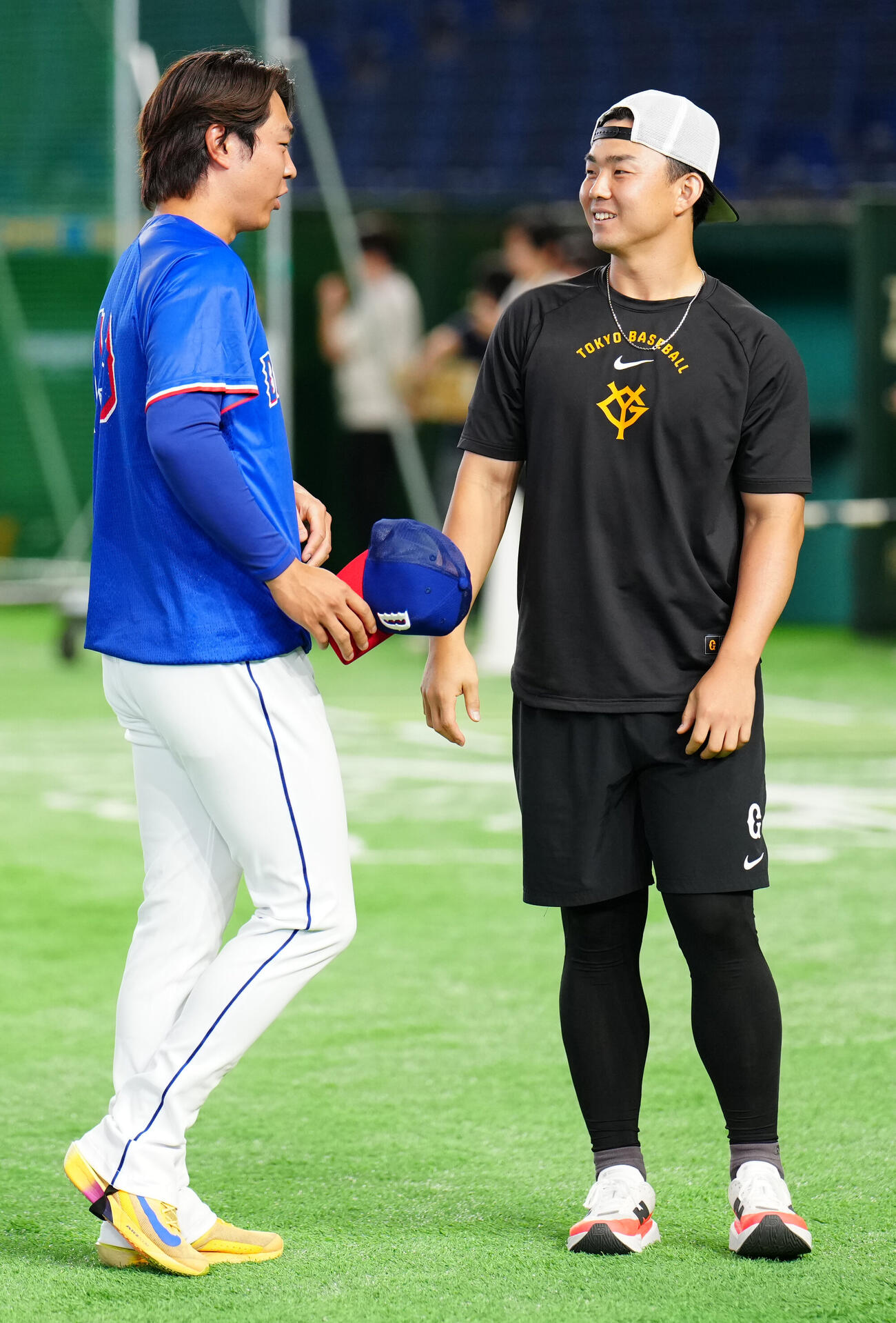巨人対中日　試合前、言葉を交わす巨人小笠原慎之介（右）と中日高橋宏斗（撮影・江口和貴）