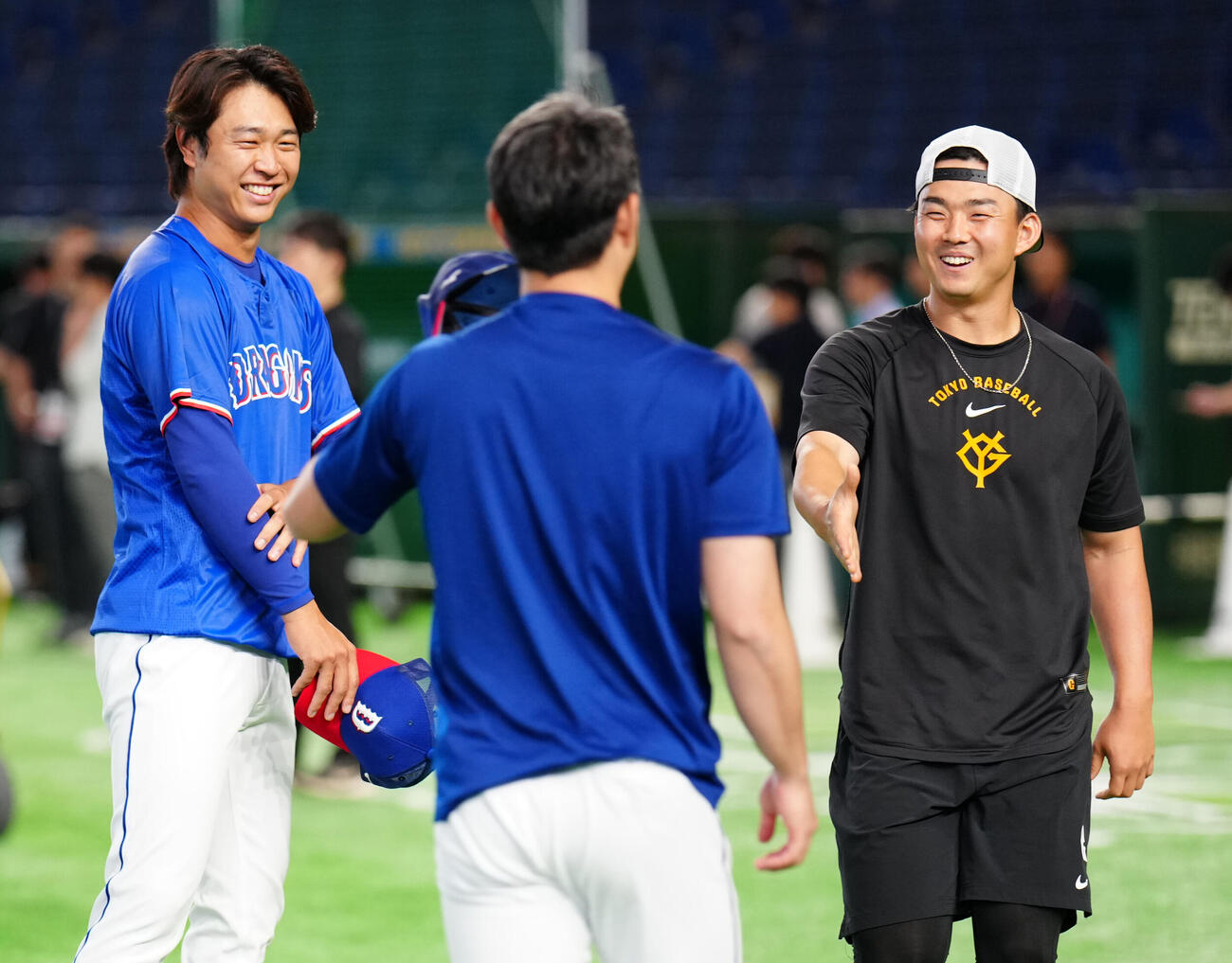 巨人対中日　試合前、言葉を交わす巨人小笠原慎之介（右）と中日高橋宏斗（左）（撮影・江口和貴）
