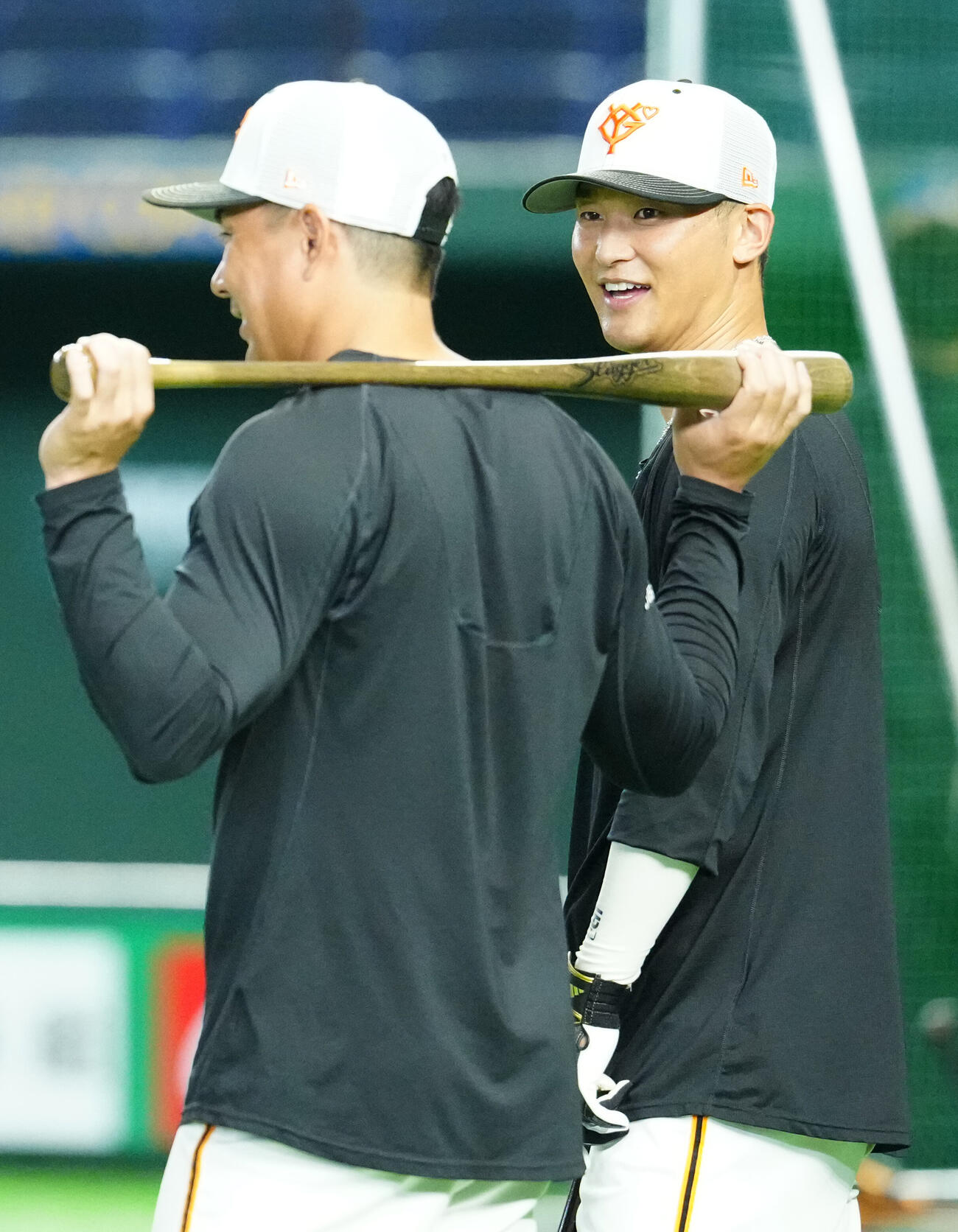 巨人対中日　試合前、巨人吉川大幾内野守備兼走塁コーチ（左）と言葉を交わす吉川尚輝（撮影・江口和貴）
