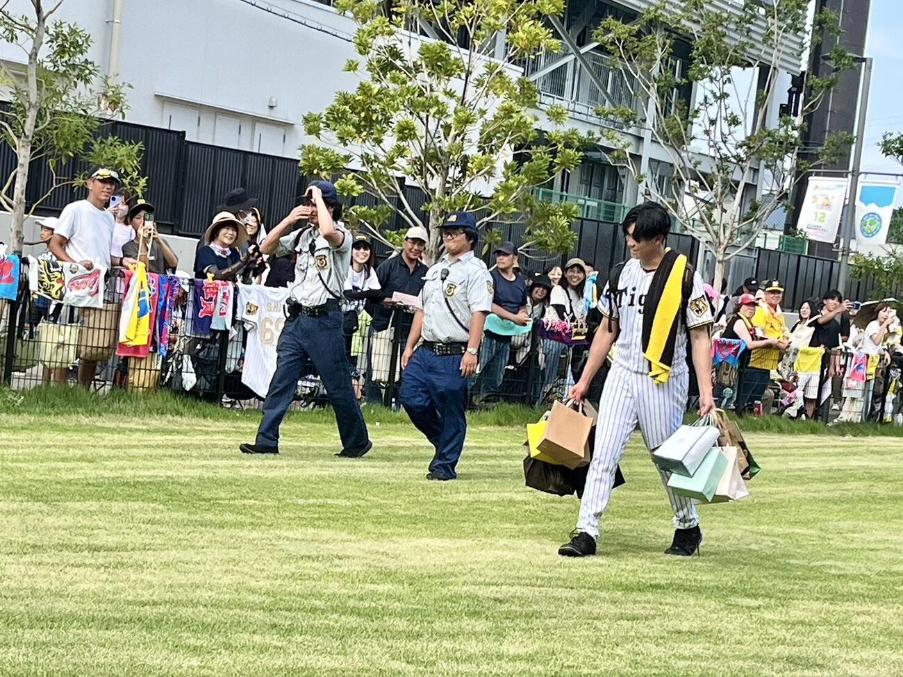 大勢のファンから誕生日プレゼントもらい、歓声に応える阪神湯浅京己投手（撮影・村松万里子）