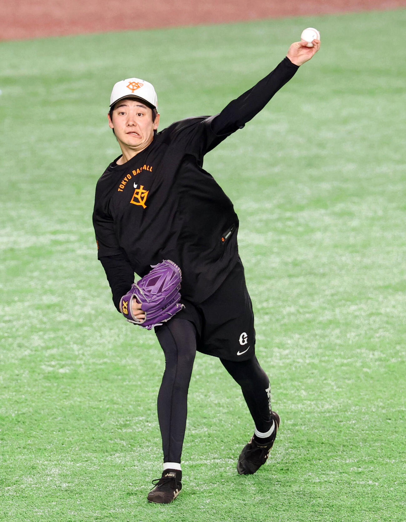 巨人対中日　キャッチボールする巨人竹丸和幸（撮影・浅見桂子）