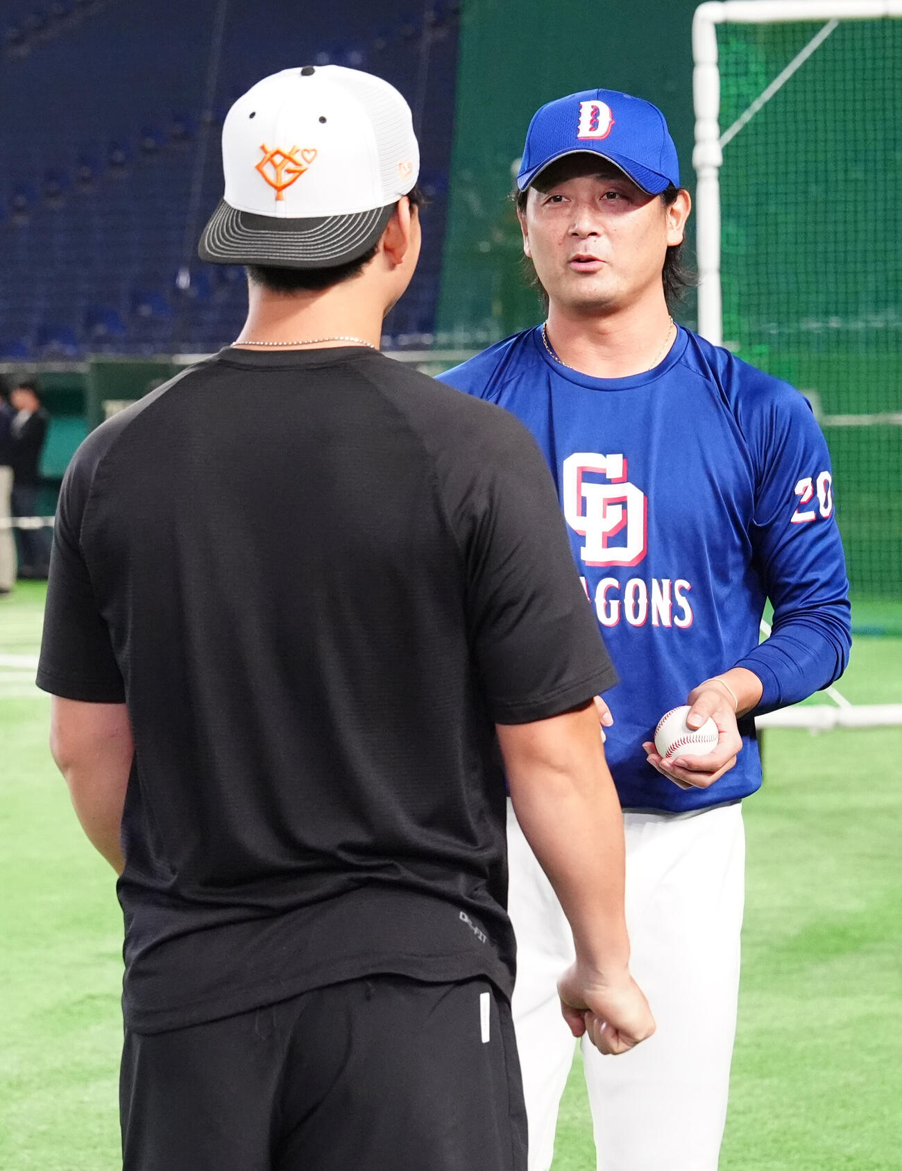 巨人対中日　試合前、巨人小笠原慎之介（左）と言葉を交わす中日涌井秀章（撮影・江口和貴）