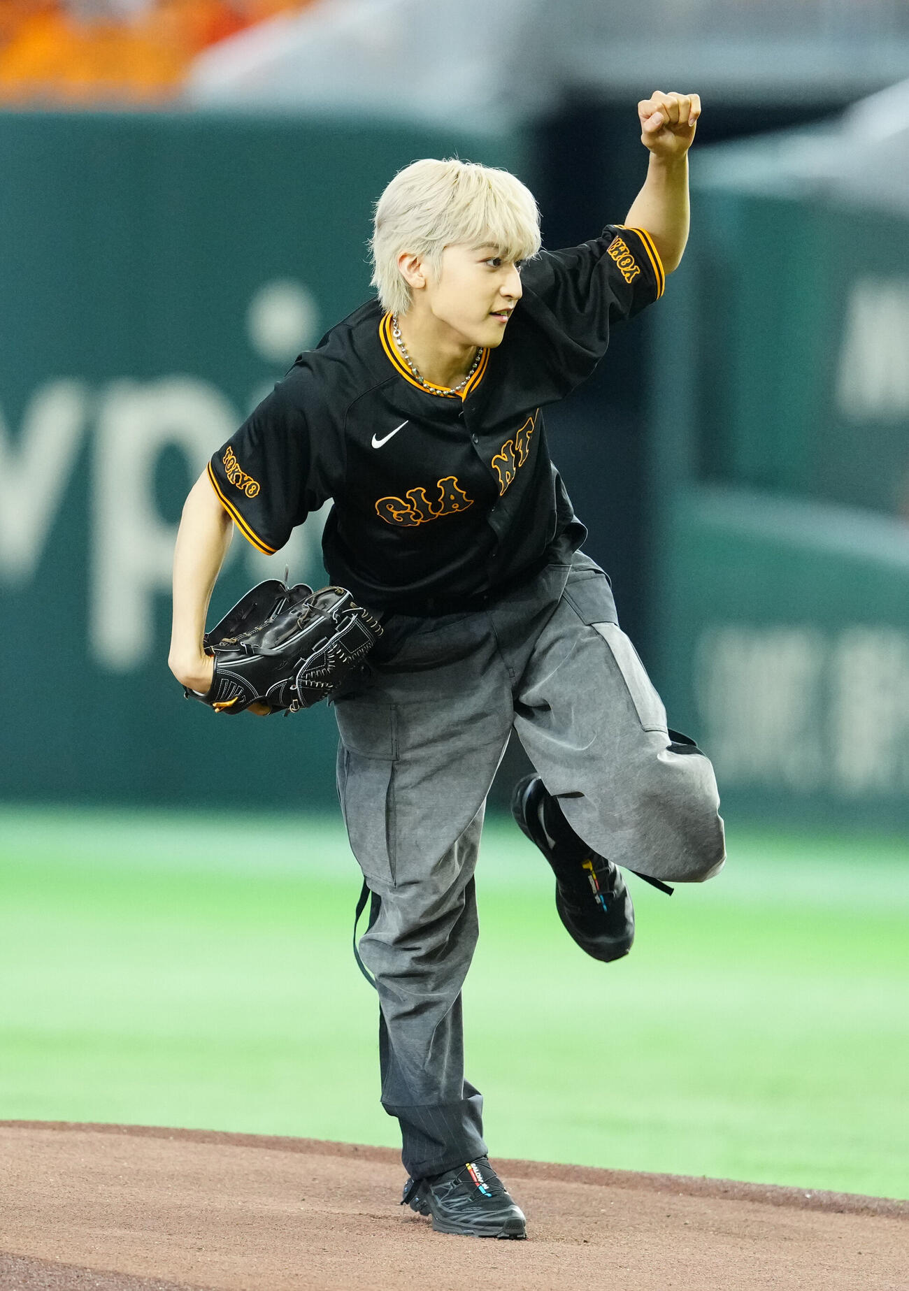 巨人対中日　試合前、ファーストピッチを行うSTARGLOWのKANON（撮影・江口和貴）