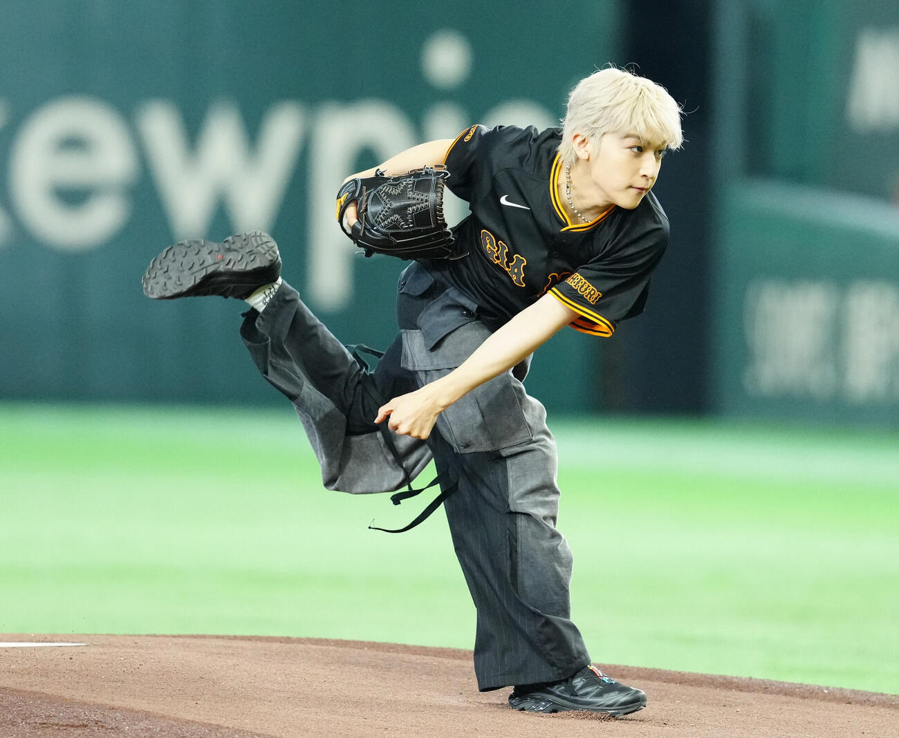 巨人対中日　試合前、ファーストピッチを行うSTARGLOWのKANON（撮影・江口和貴）
