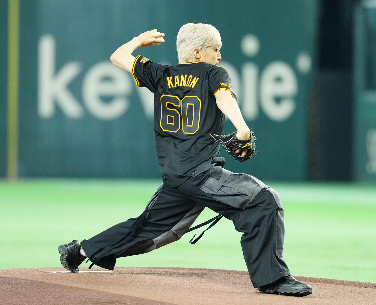 巨人対中日　試合前、ファーストピッチを行うSTARGLOWのKANON（撮影・江口和貴）