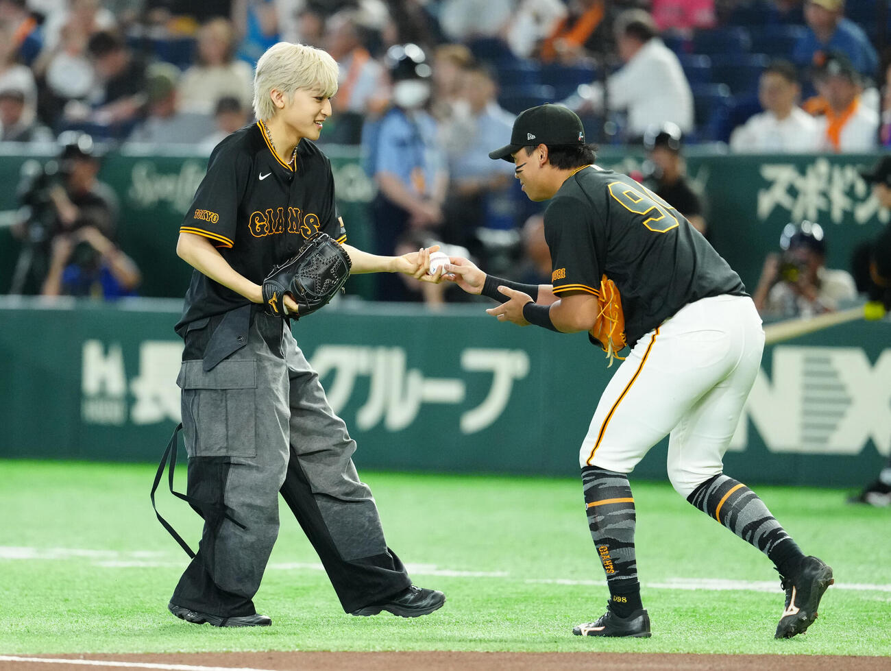 巨人対中日　試合前、ファーストピッチを行ったSTARGLOWのKANON（左）（撮影・江口和貴）