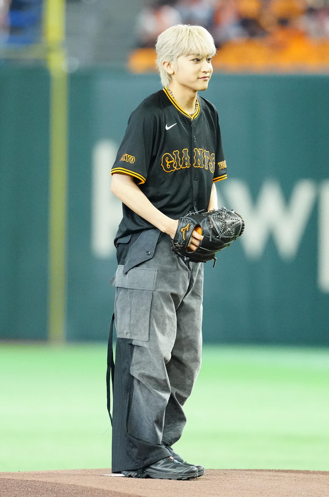 巨人対中日　試合前、ファーストピッチに臨むSTARGLOWのKANON（撮影・江口和貴）