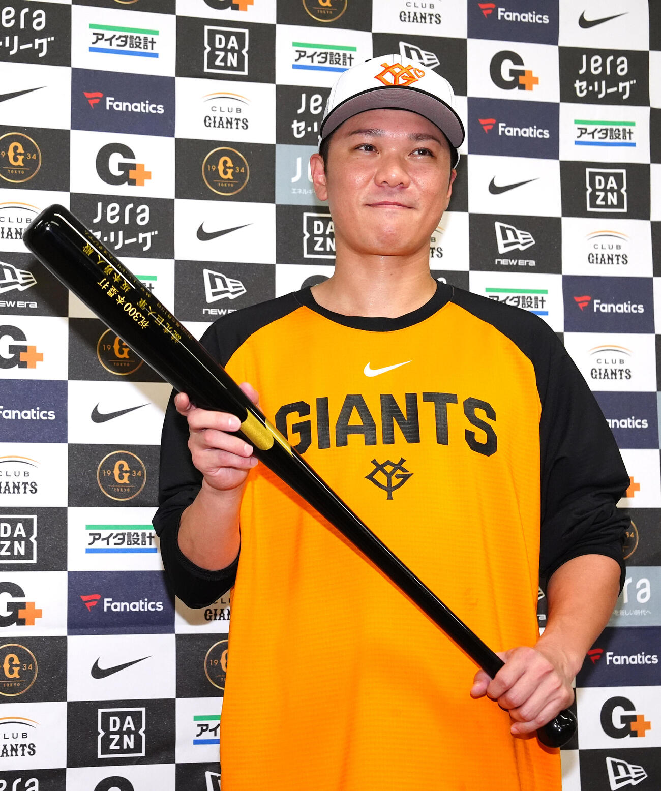 SSKから通算300号本塁打記念バットを贈られた巨人坂本勇人（撮影・江口和貴）