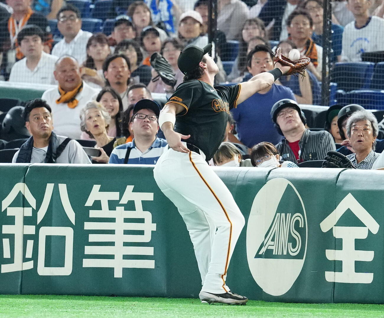 巨人対中日　3回表中日無死、邪飛となった福永裕基の打球を捕球する一塁手ボビー・ダルベック（撮影・江口和貴）