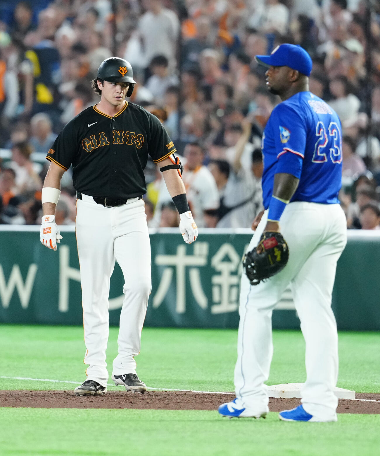 巨人対中日　1回裏巨人2死三塁、先制適時打を放ったボビー・ダルベック（左）。右は一塁手ミゲル・サノー（撮影・江口和貴）