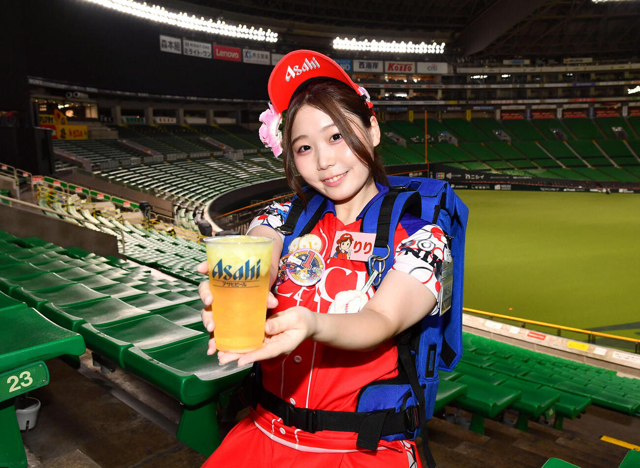 みずほペイペイドームで行われた「売り子デー」の販売数対決でハイボール部門2年連続売上トップを達成したりりさん（撮影・岩下翔太）