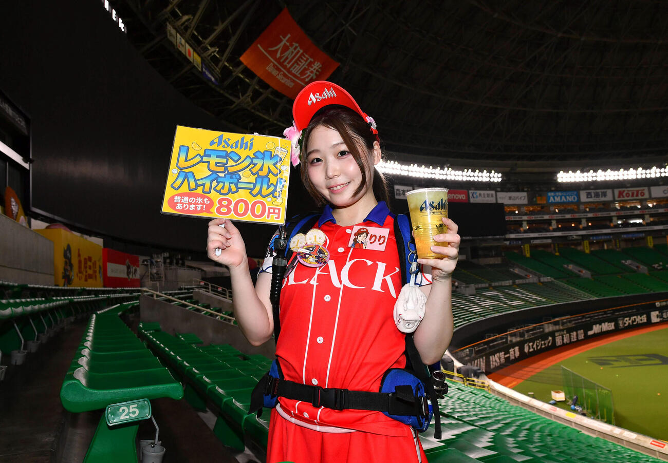 みずほペイペイドームで行われた「売り子デー」の販売数対決でハイボール部門2年連続売上トップを達成したりりさん（撮影・岩下翔太）