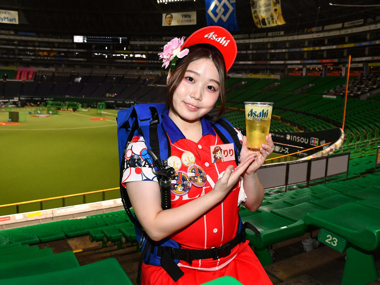 みずほペイペイドームで行われた「売り子デー」の販売数対決でハイボール部門2年連続売上トップを達成したりりさん（撮影・岩下翔太）
