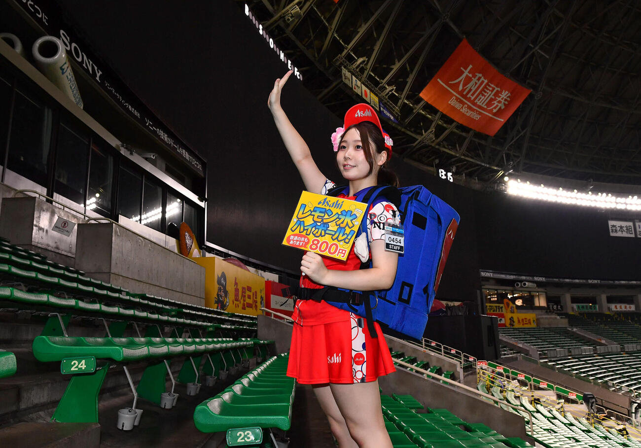 みずほペイペイドームで行われた「売り子デー」の販売数対決でハイボール部門2年連続売上トップを達成したりりさん（撮影・岩下翔太）