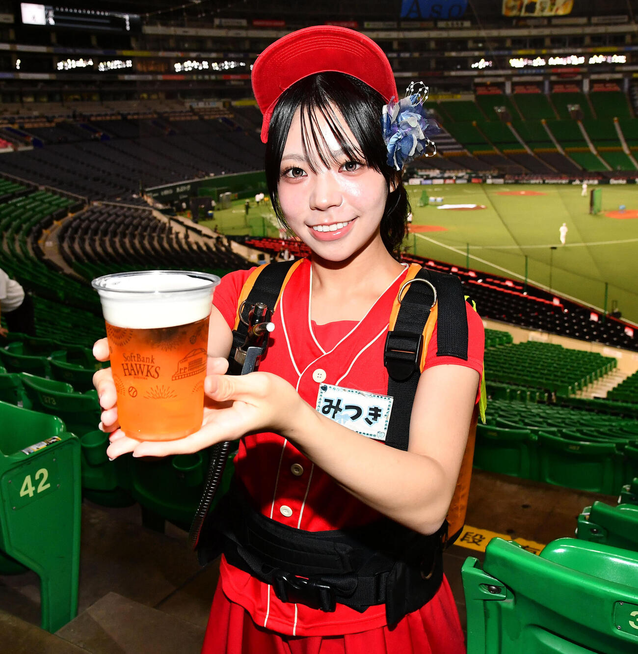 みずほペイペイドームでビールを販売している売り子のみつきさん（撮影・岩下翔太）