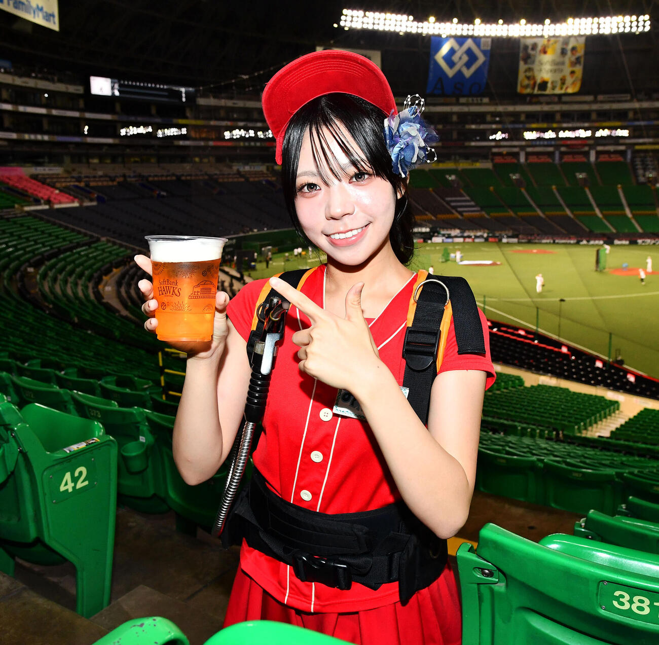 みずほペイペイドームでビールを販売している売り子のみつきさん（撮影・岩下翔太）