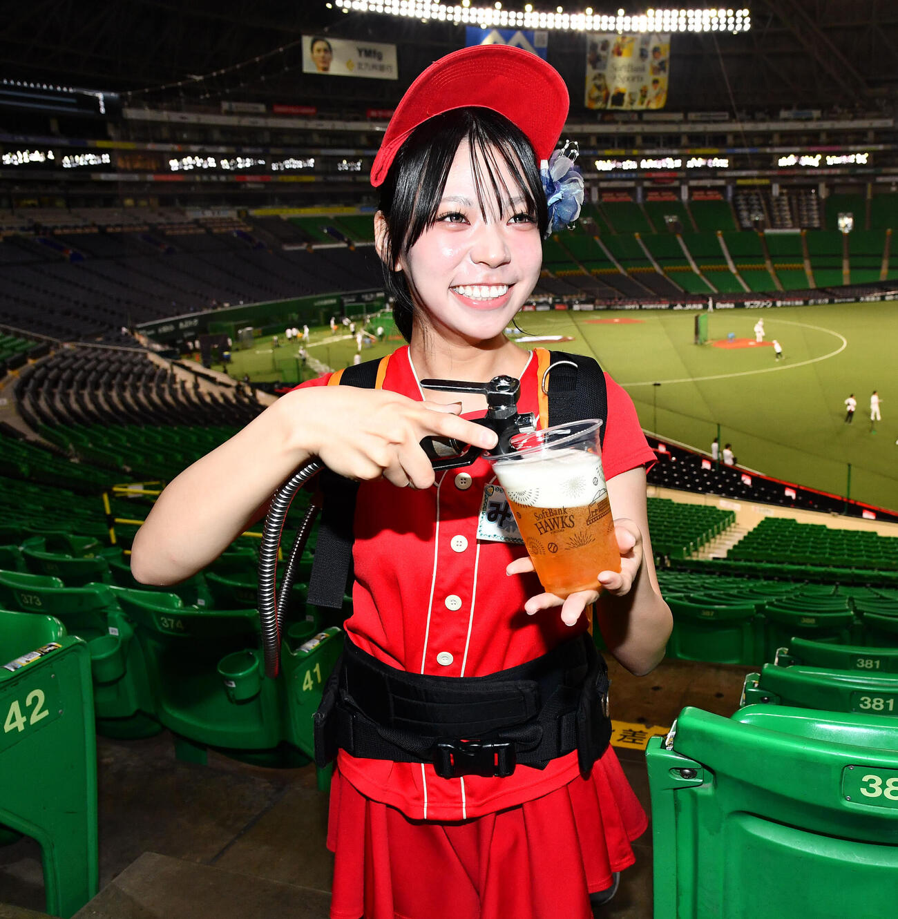 みずほペイペイドームでビールを販売している売り子のみつきさん（撮影・岩下翔太）