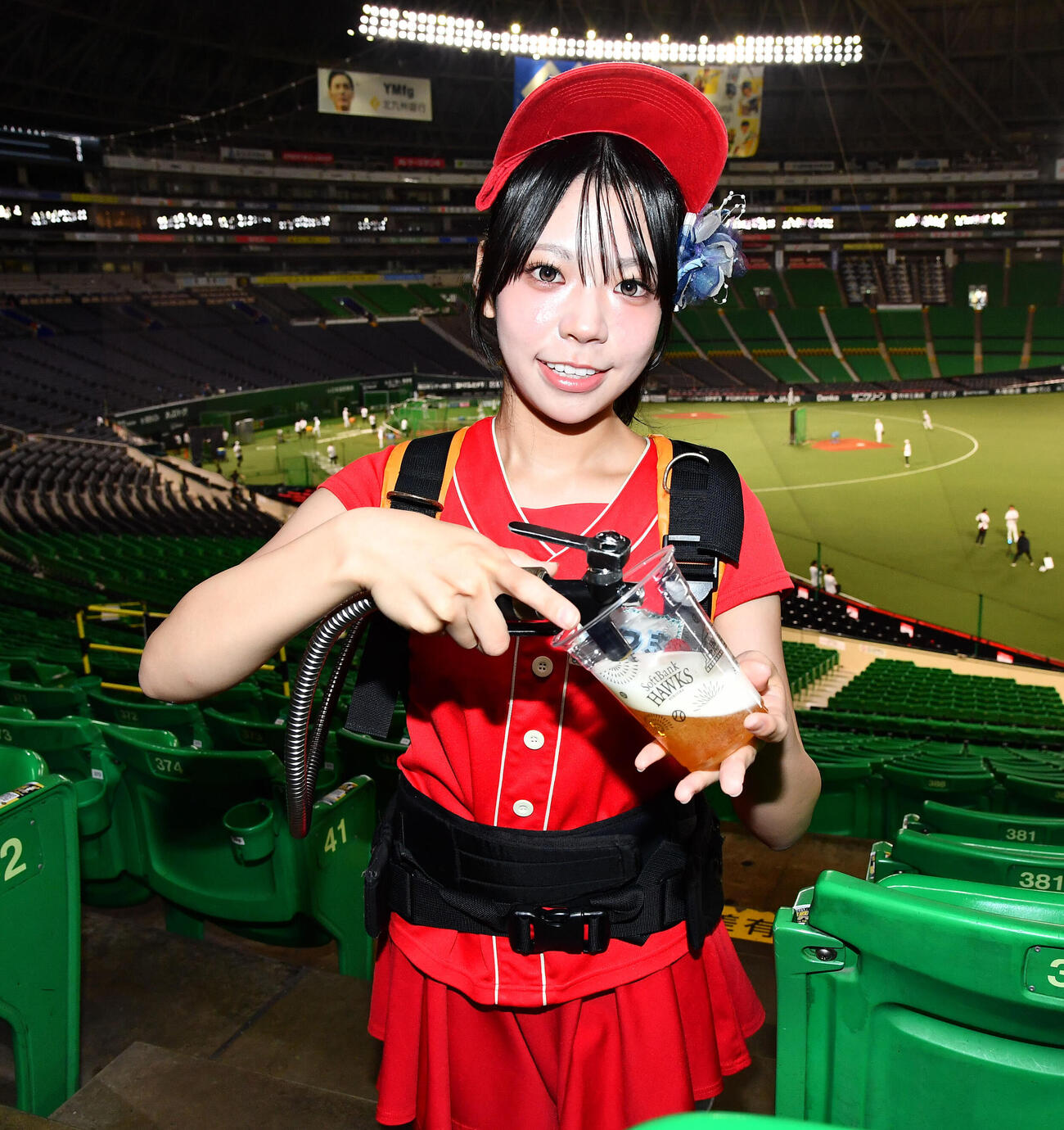 みずほペイペイドームでビールを販売している売り子のみつきさん（撮影・岩下翔太）
