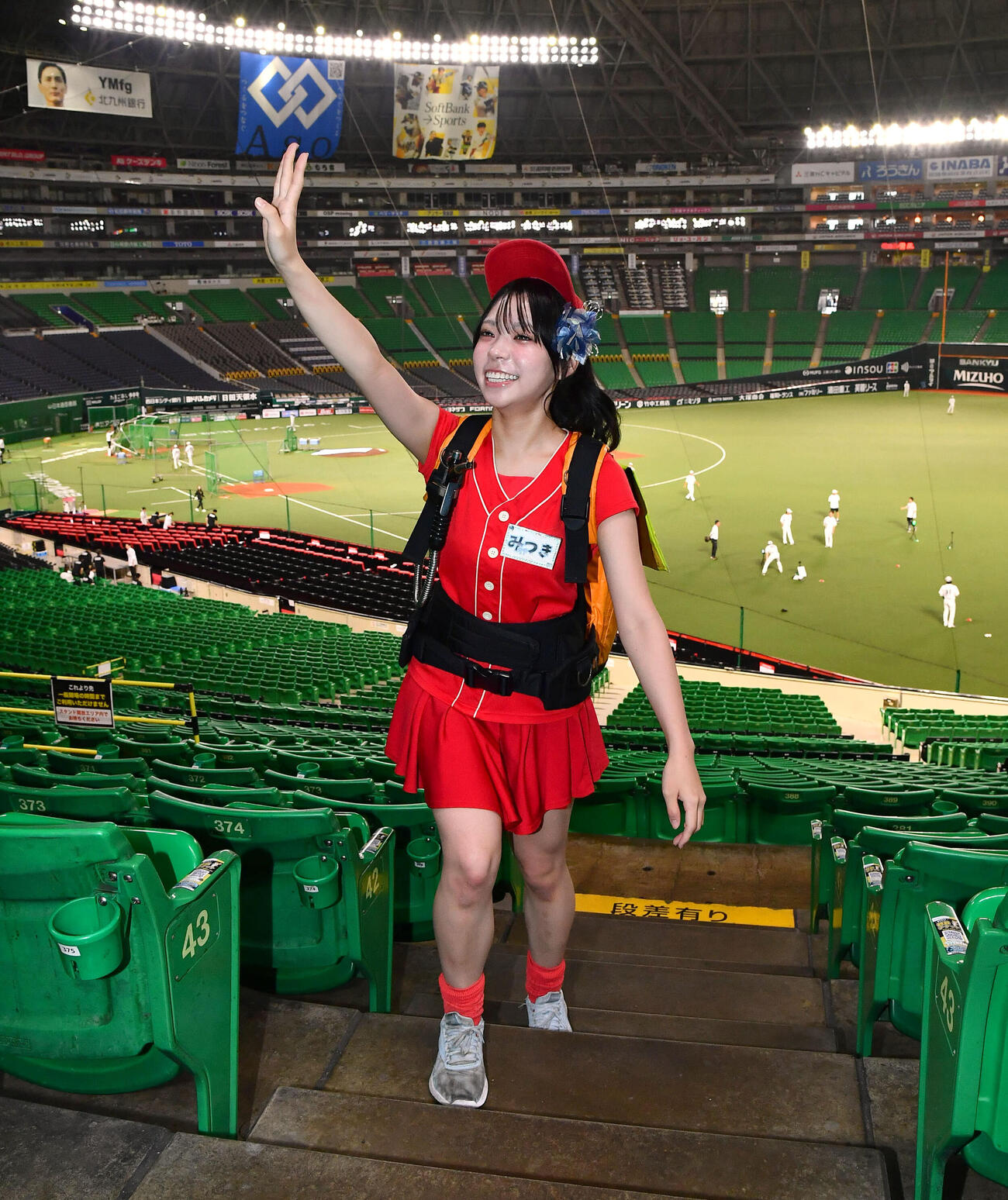 みずほペイペイドームでビールを販売している売り子のみつきさん（撮影・岩下翔太）