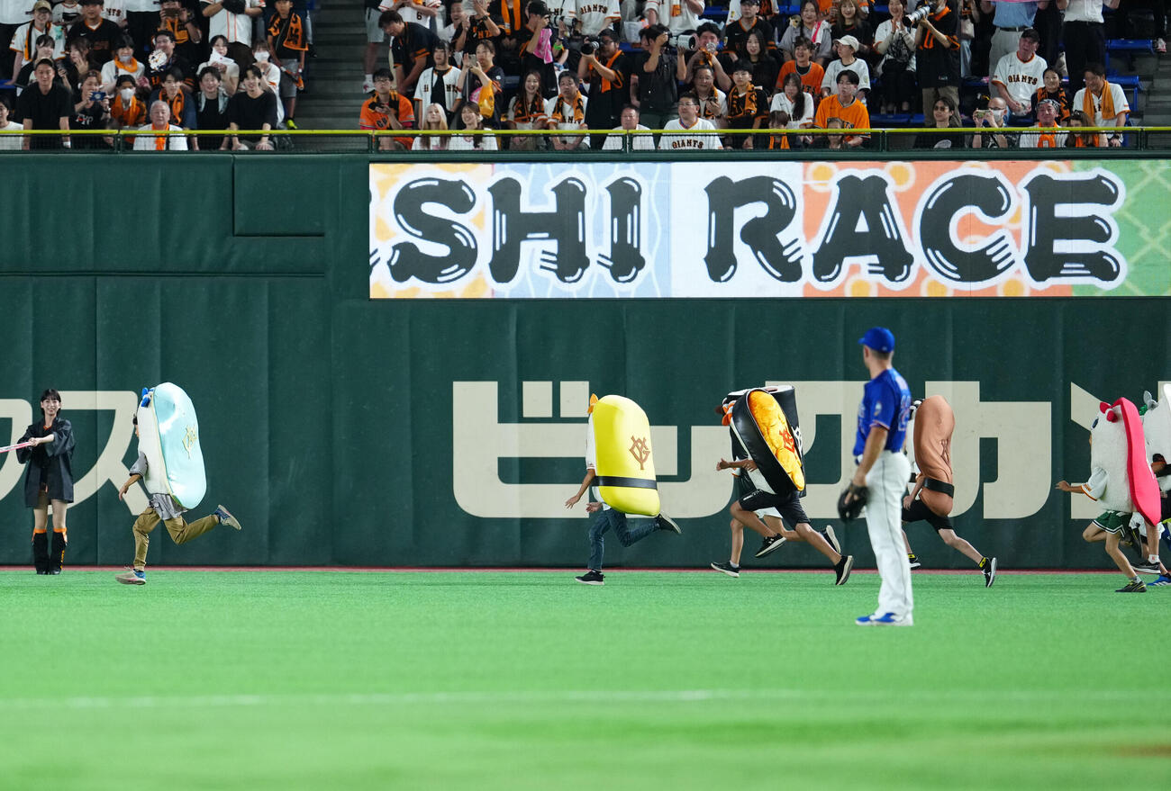 巨人対中日　4回表終了後の「すしレース」はコハダが制する（撮影・江口和貴）