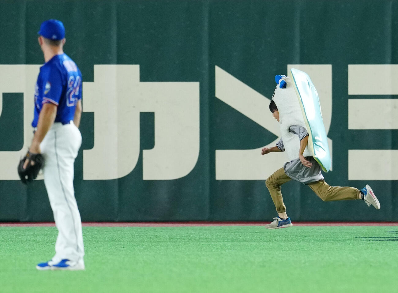 巨人対中日　4回表終了後の「すしレース」はコハダが制する（撮影・江口和貴）