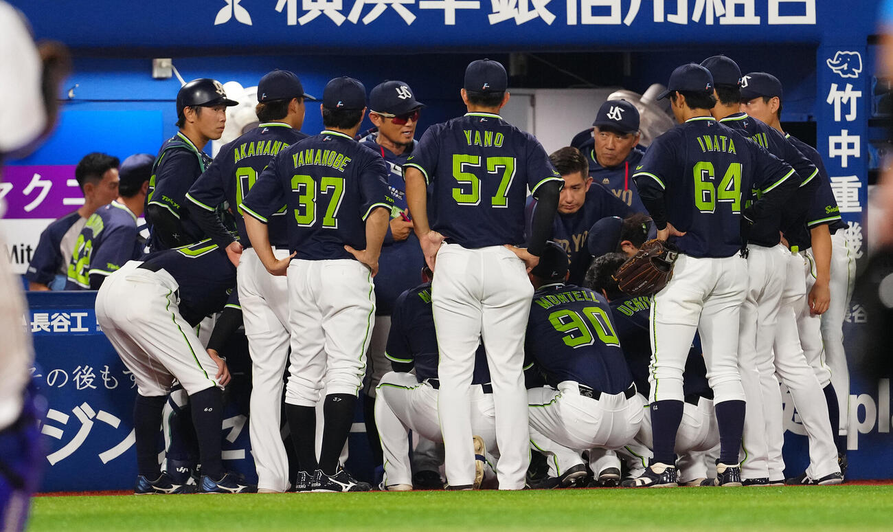 DeNA対ヤクルト　5回表前に円陣を組むヤクルトナイン（撮影・鈴木みどり）