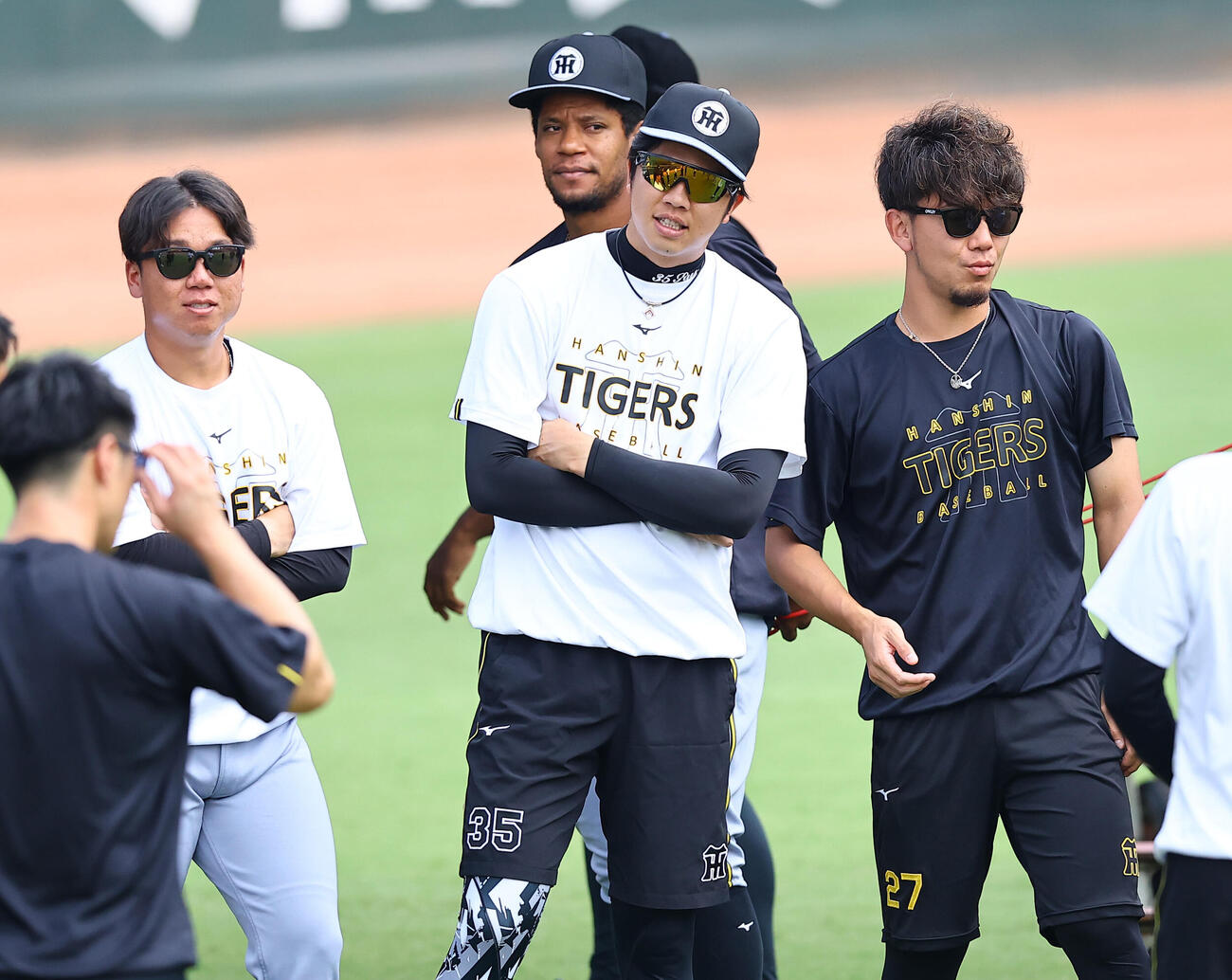 広島対阪神　円陣で話をする左から村上頌樹、才木浩人、伊藤将司（撮影・上田博志）