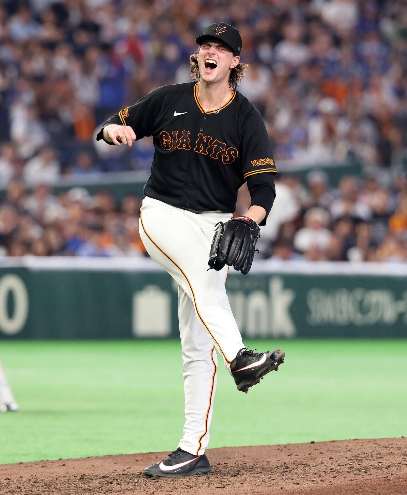 巨人対中日　6回表中日2死、村松開人に死球を与え雄たけびを上げて悔しがるフォレスト・ウィットリー（撮影・浅見桂子）