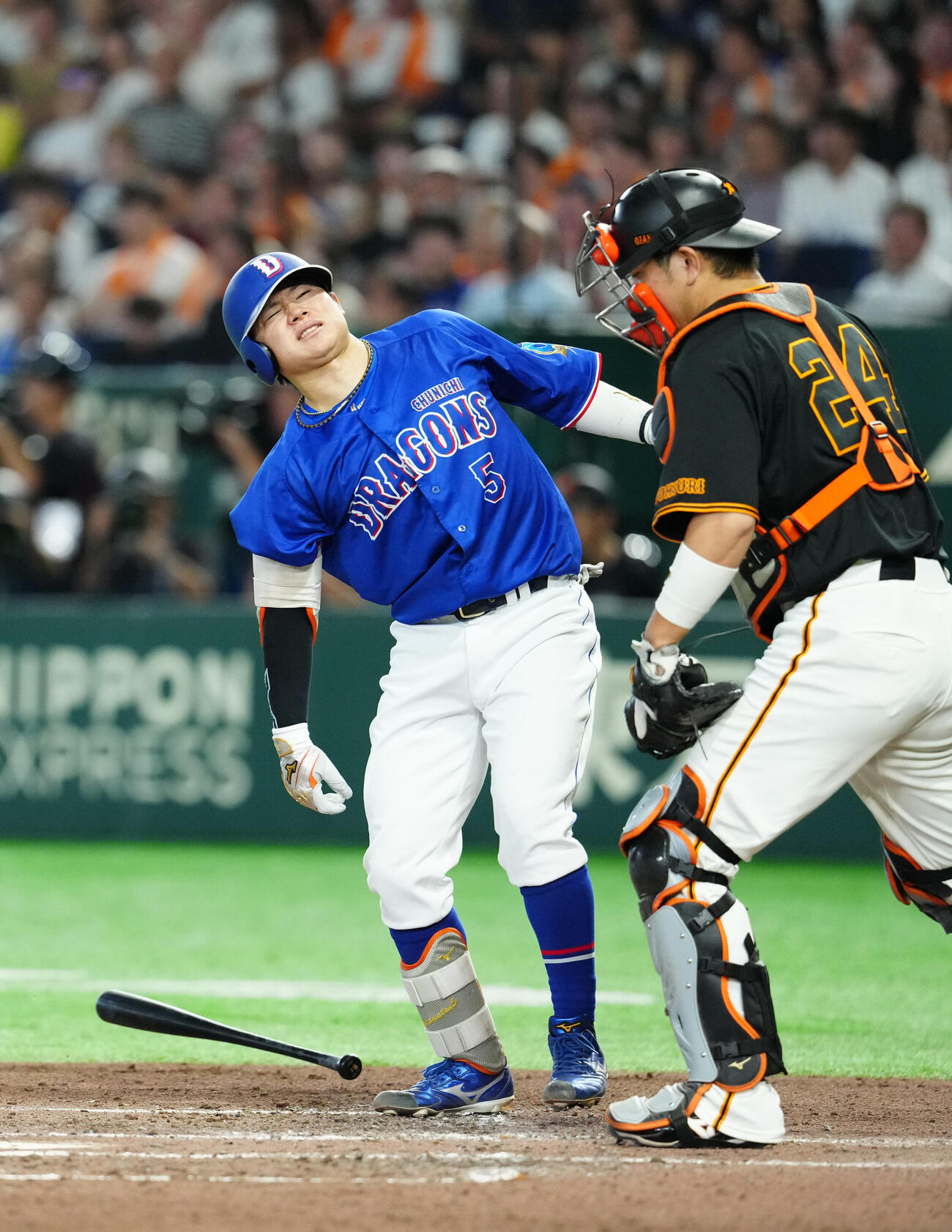 巨人対中日　6回表中日2死三塁、死球を受けた村松開人（撮影・江口和貴）