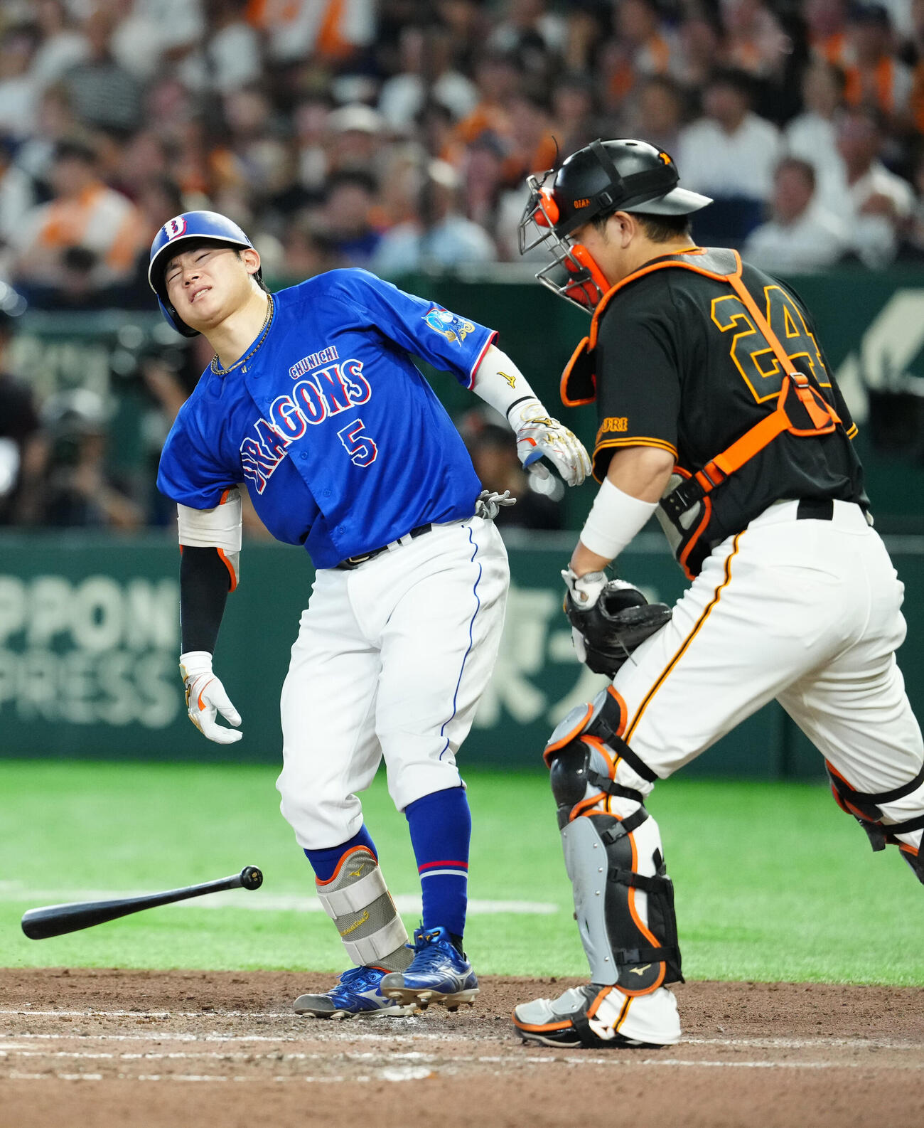 巨人対中日　6回表中日2死三塁、死球を受けた村松開人（撮影・江口和貴）