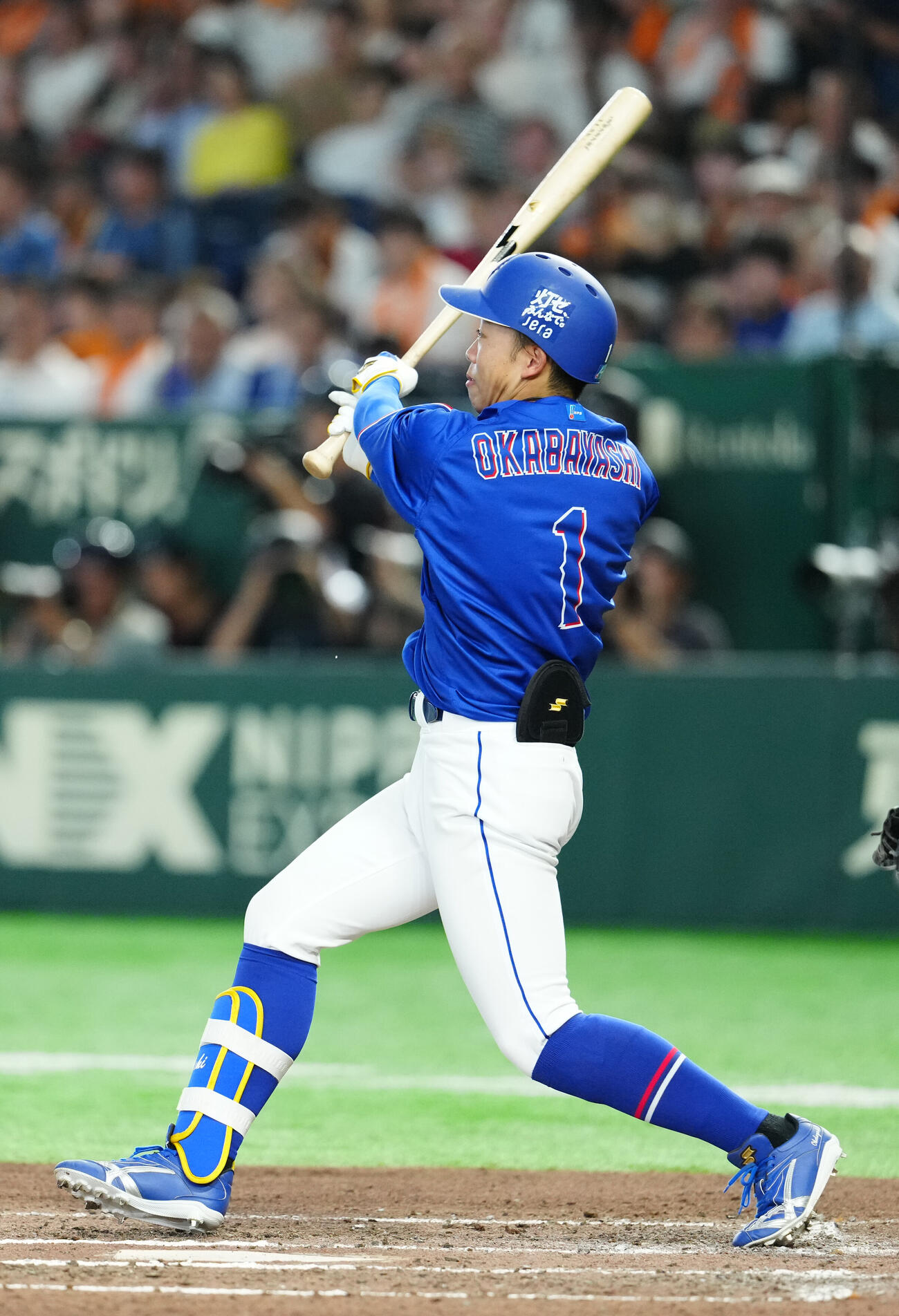 巨人対中日　6回表中日1死、フェンス直撃二塁打を放つ岡林勇希（撮影・江口和貴）