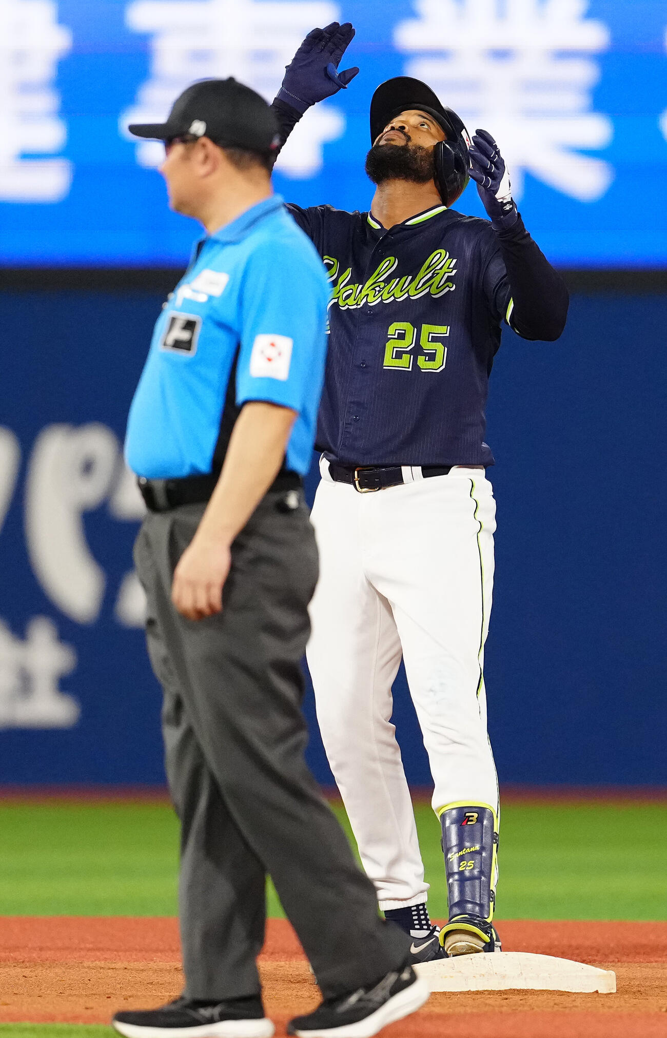 DeNA対ヤクルト　6回表ヤクルト2死一、二塁、適時二塁打を放ち、ポーズを取るドミンゴ・サンタナ（撮影・鈴木みどり）