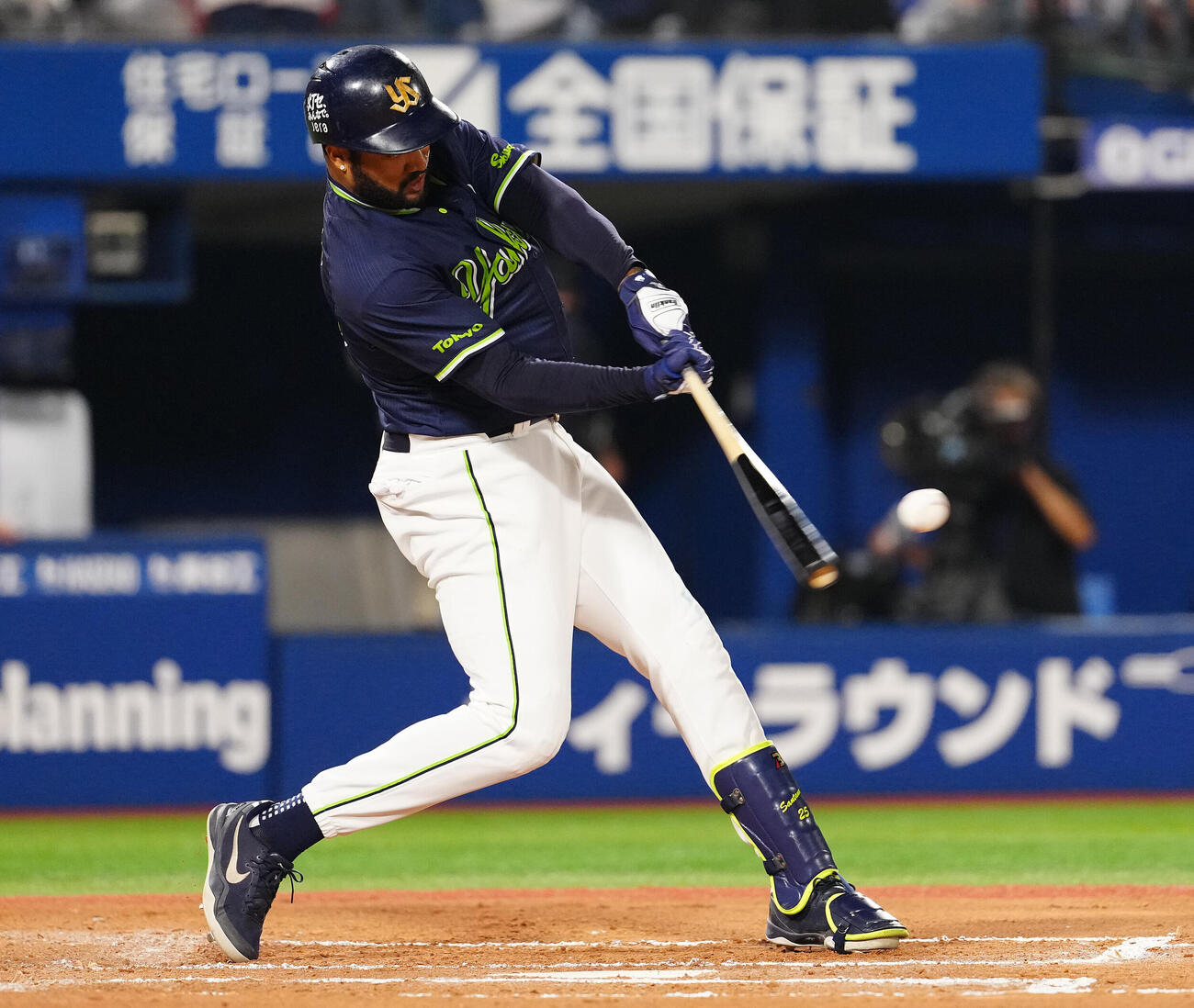DeNA対ヤクルト　6回表ヤクルト2死一、二塁、適時二塁打を放つドミンゴ・サンタナ（撮影・鈴木みどり）