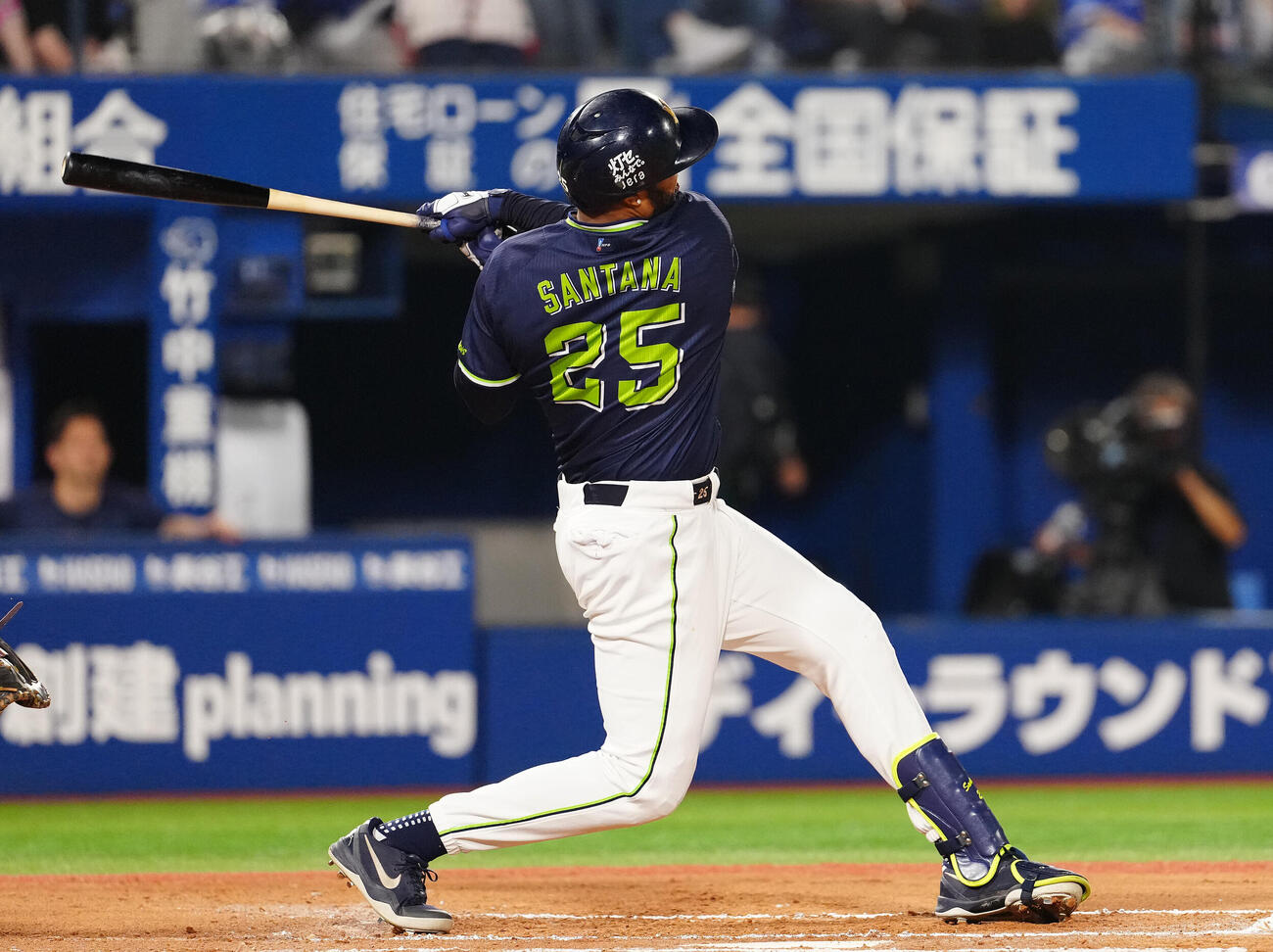 DeNA対ヤクルト　6回表ヤクルト2死一、二塁、適時二塁打を放つドミンゴ・サンタナ（撮影・鈴木みどり）